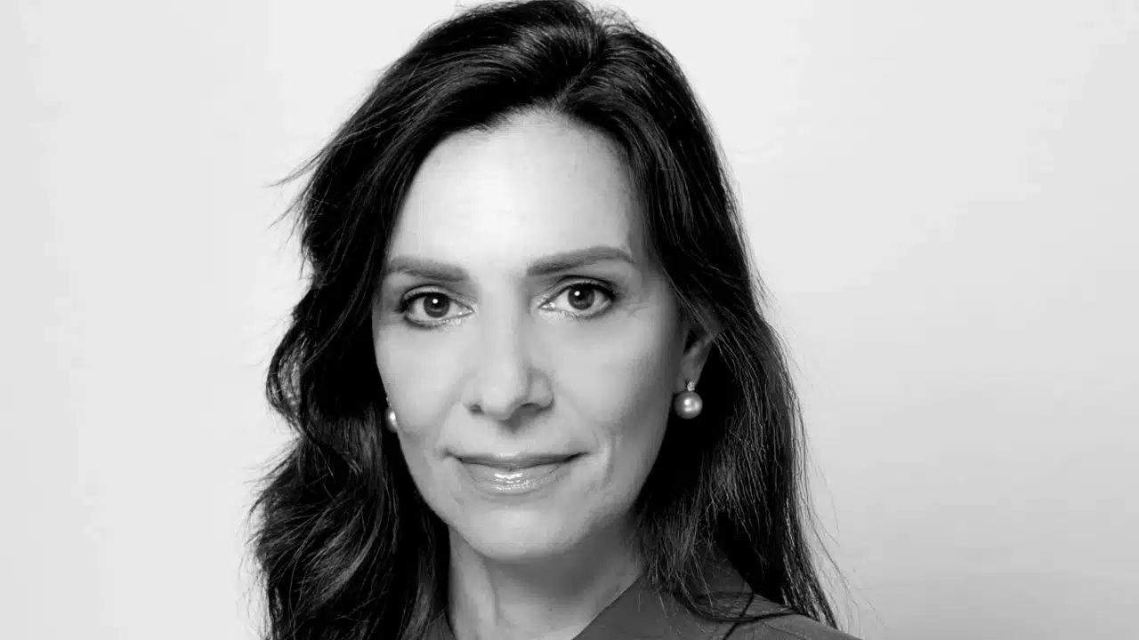 Ritratto in bianco e nero di donna con orecchini di perle